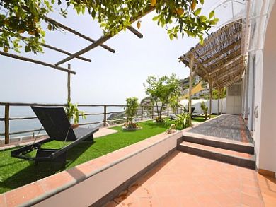 Private villa sleeps 6 in Praiano with pool by the Sea